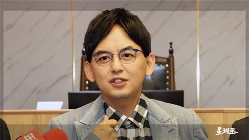 黄子佼